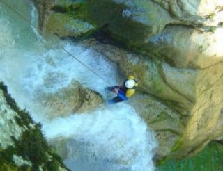  在 Rousses 峡谷下降